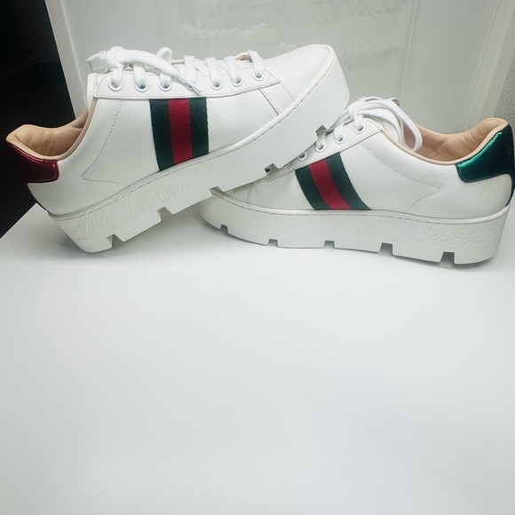 Authentic Gucci - Picture 4 of 8